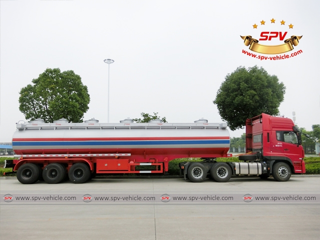Side view of Dongfeng Kinland semi-trailer fuel truck